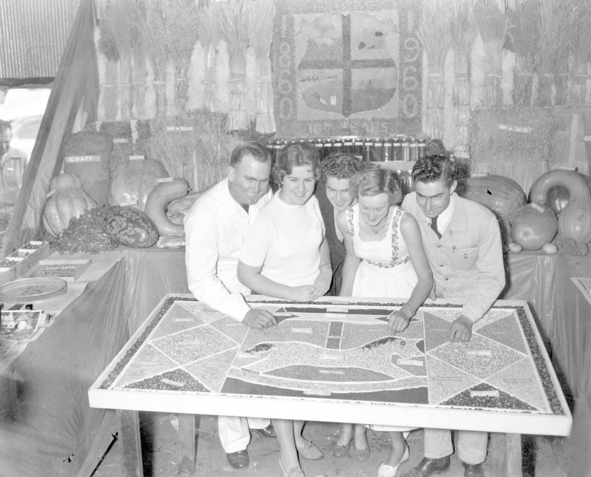 Kalbar junior farmers and their show exhibit at the Royal National Show, Brisbane, 12 July 1960