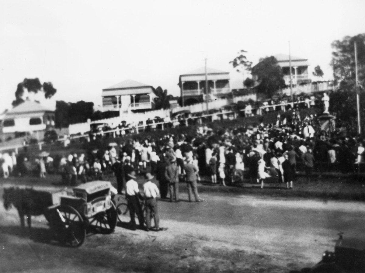 Large crowd attending the Anzac Day service at Manly, 1930