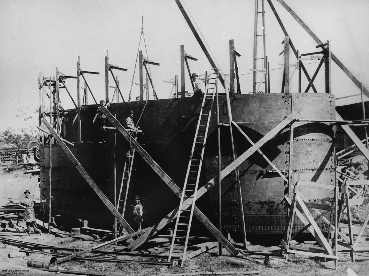 Workers constructing the second Indooroopilly Railway Bridge, Brisbane, 1894