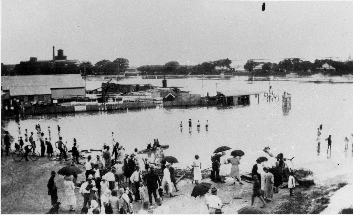 Brisbane River, between New Farm and Hawthorne, during the 1931 flood