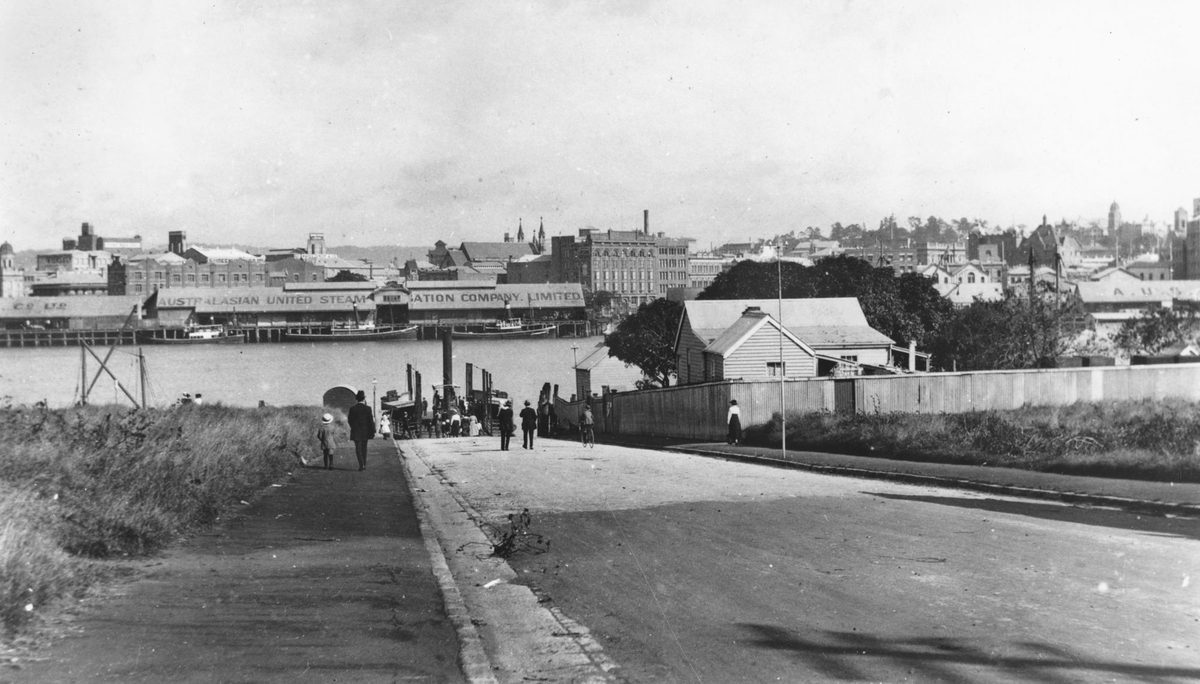 Passengers head towards the Kangaroo Point ferry terminal, Brisbane, 1917
