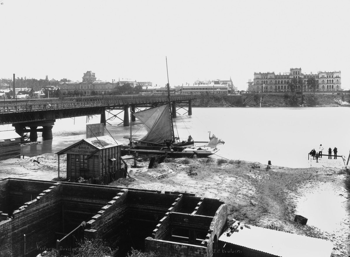 Victoria Bridge after the 1893 flood