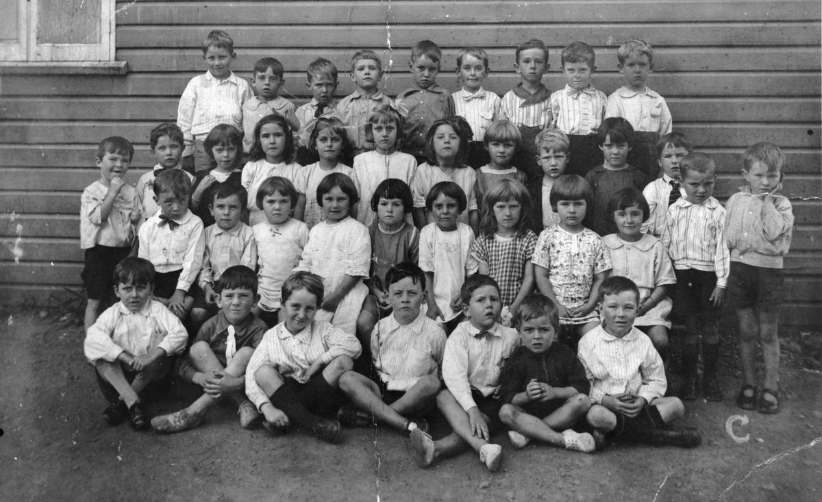 Children believed to be from Wynnum State School, outside Brisbane, 1930