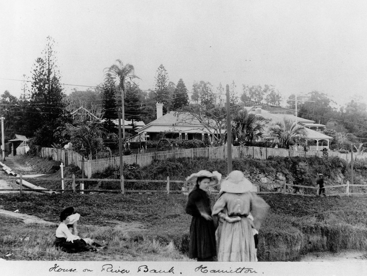 House on the riverbank at Hamilton, Brisbane, 1906