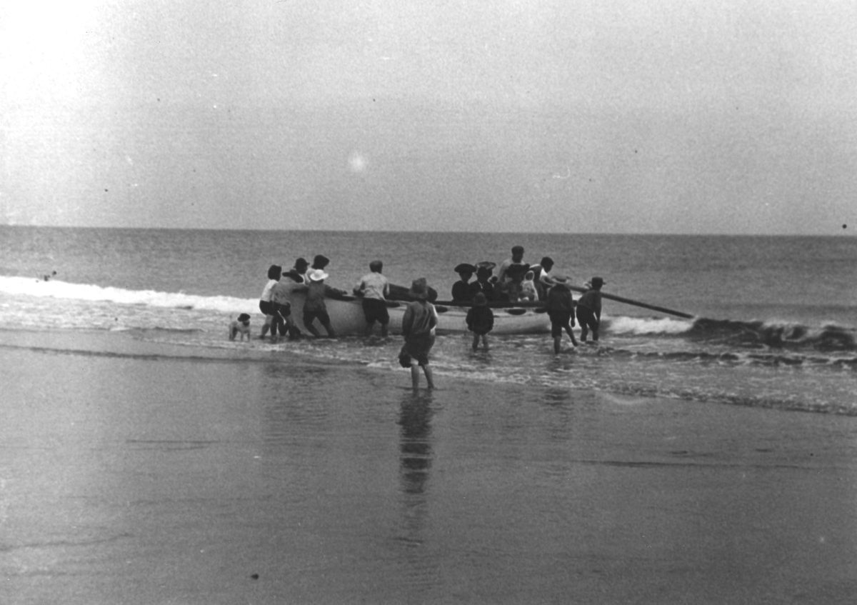 Landing a boat at Bulwer on Moreton Island, Queensland, 1906
