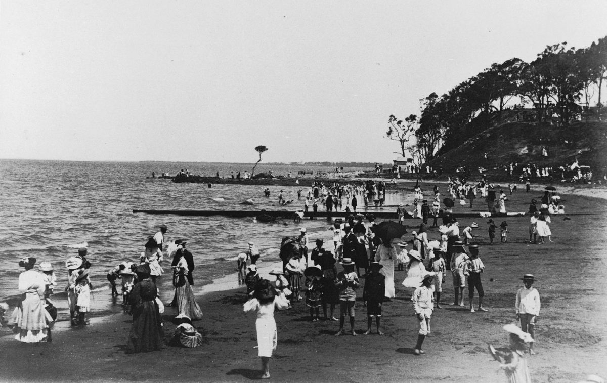 New Year's Day crowds at Sandgate, 1907