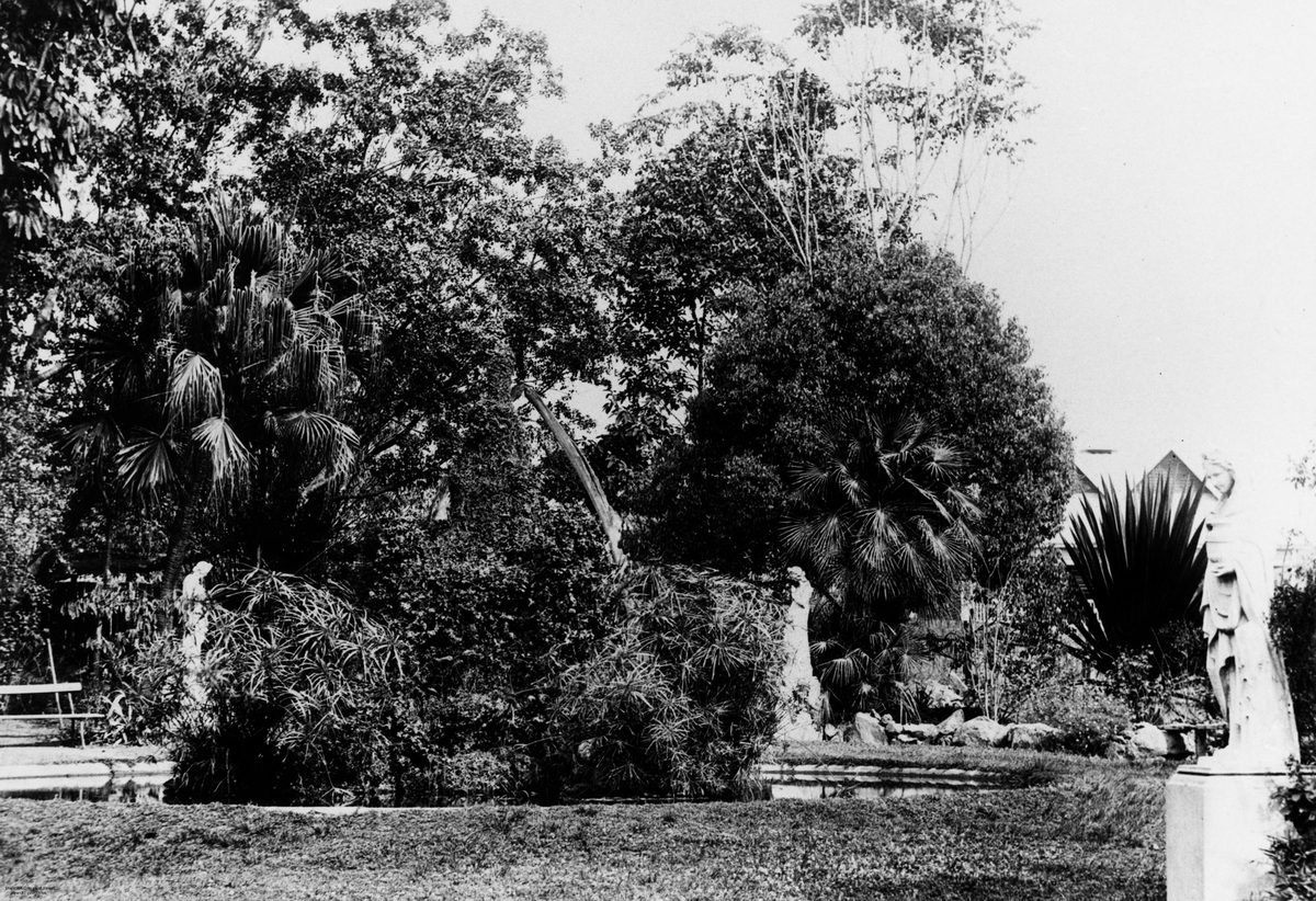 Statues and fountain in the Acclimatisation Gardens at Bowen Park, Brisbane, 1907