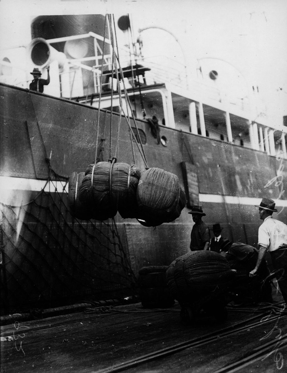 Loading wool on to a ship at a Brisbane wharf, 1932