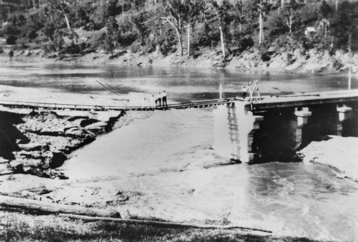 Flood damage to the weir at Mount Crosby, Queensland, 1927
