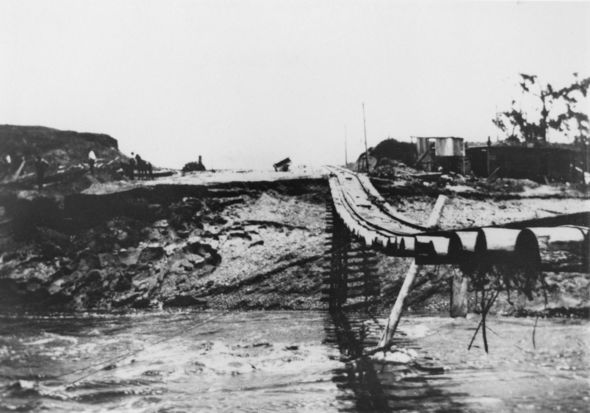 Floods around the Mount Crosby Weir causing washouts, 1927