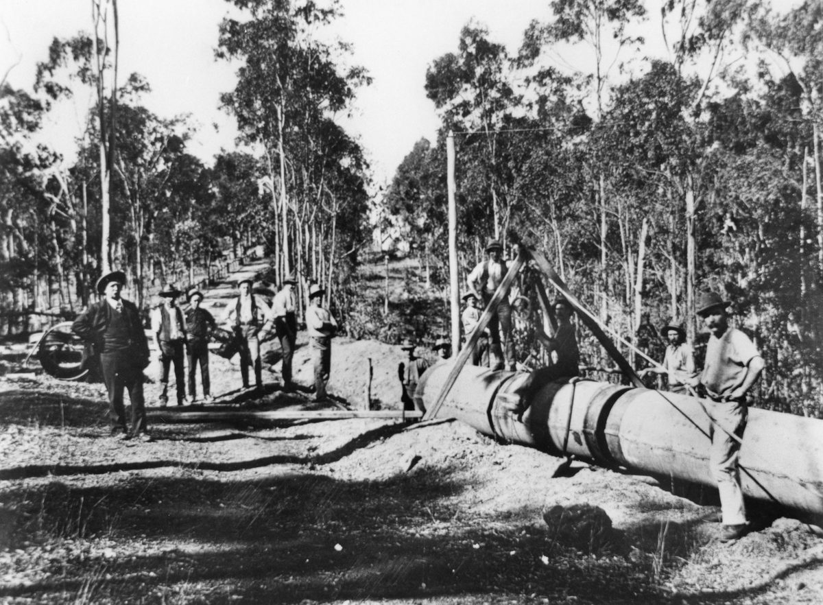 Workmen laying water pipes along Mount Crosby Road, Brisbane, Queensland, 1920