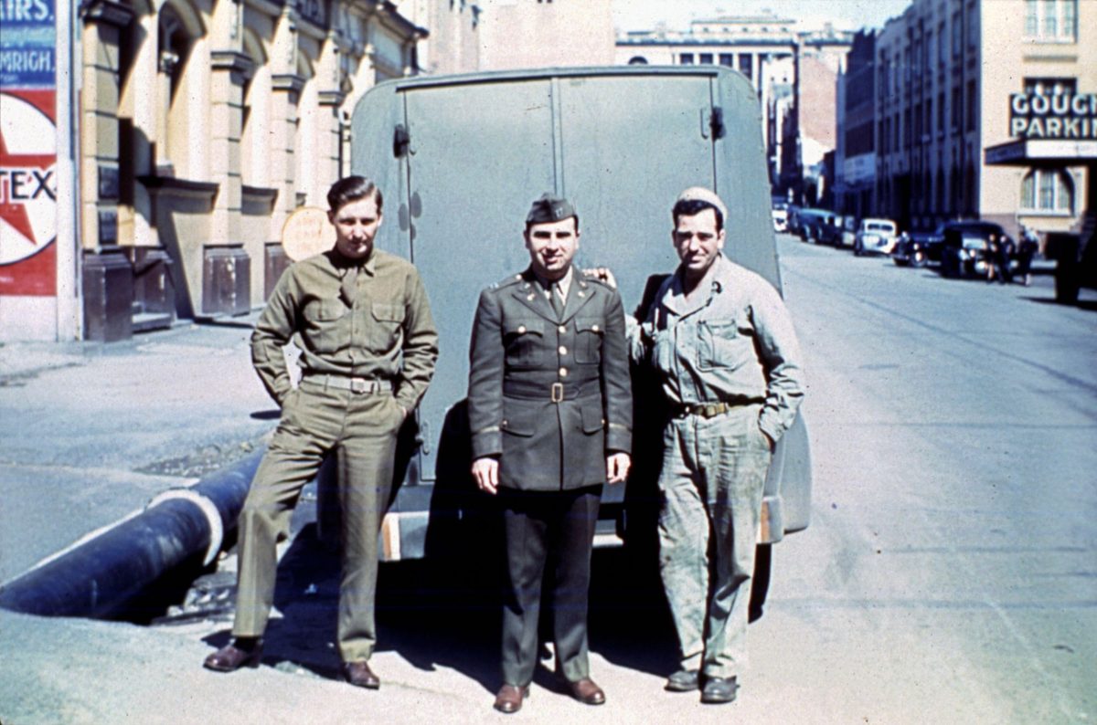 American Lieutenant Mark Muller with G.I.s in Charlotte Street, Brisbane, 1942