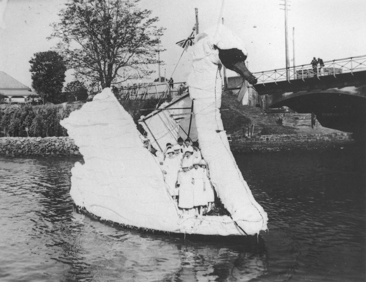 Decorated boat at the Henley on Brisbane, 1923