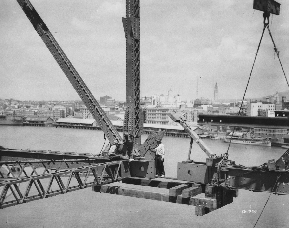 Erection of the lower spans of the Story Bridge, Brisbane, Queensland, 1939