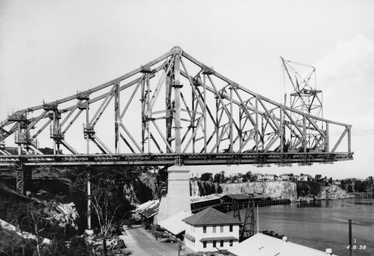 Story Bridge in the fourth stage of construction, Brisbane, 1938