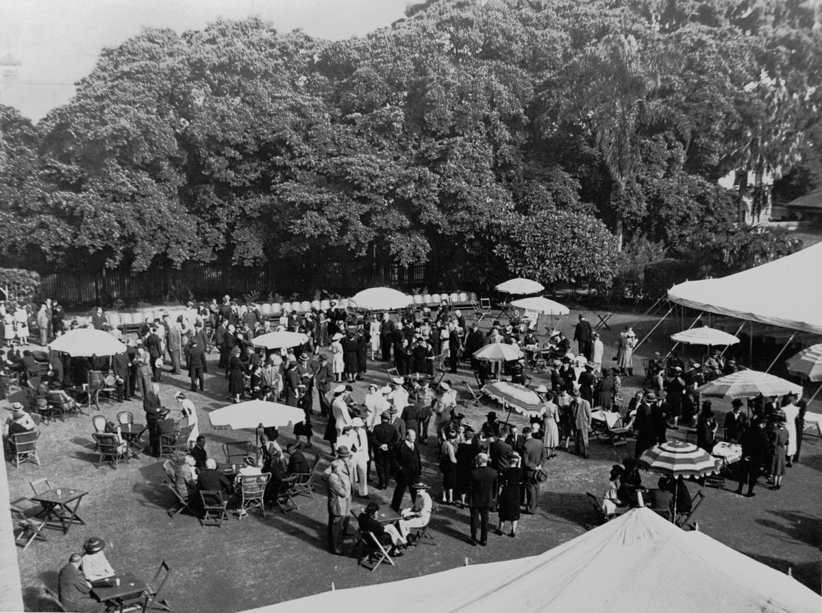 Garden party at Parliament House, Brisbane, 1946