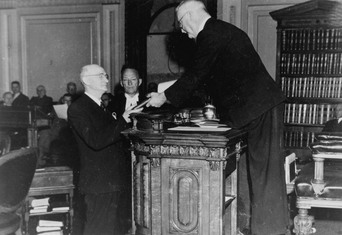 Sir John Beals Chandler taking the Oath of Allegiance, 1943