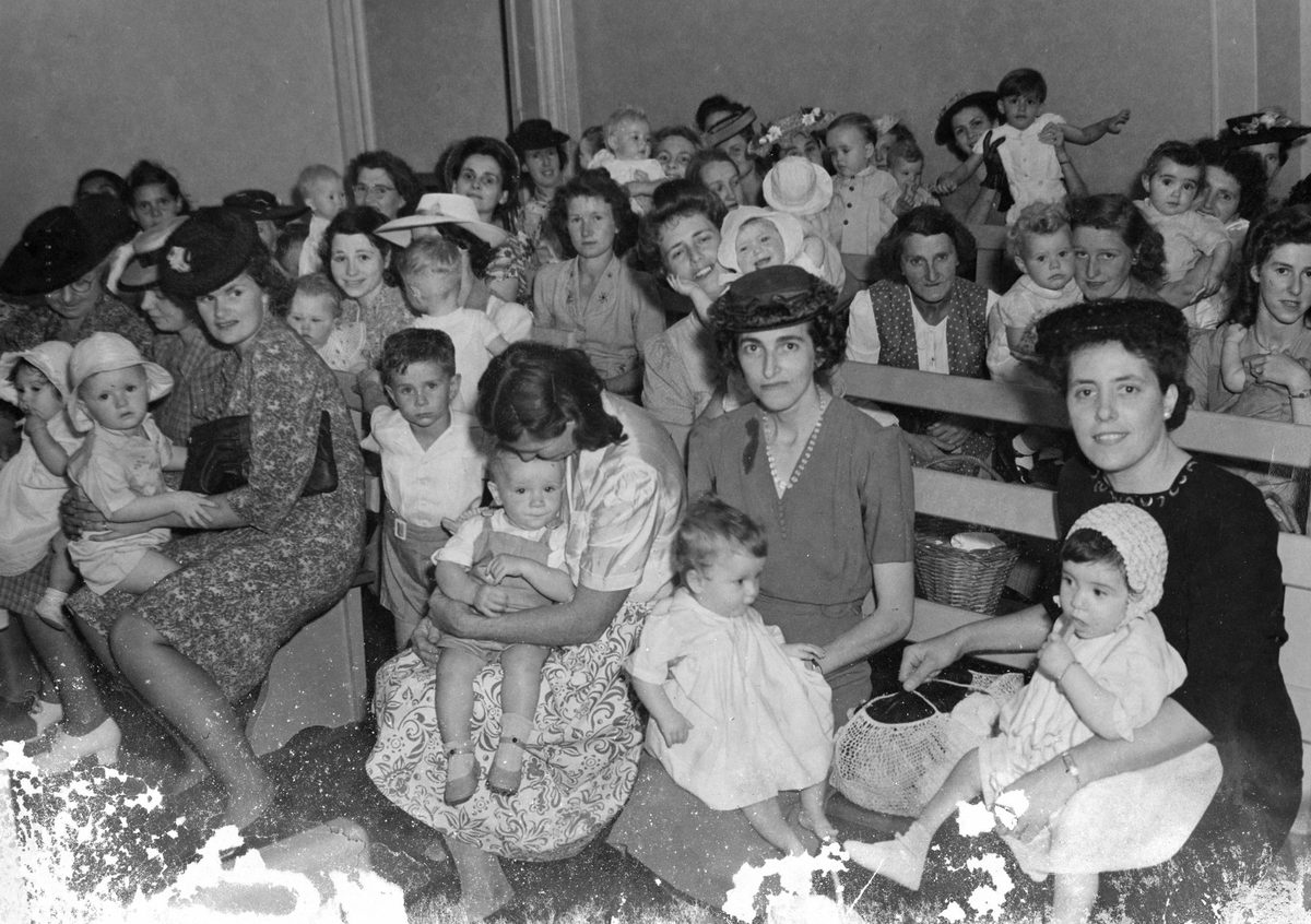 Mothers waiting their turn to have their children vaccinated, City Hall, Brisbane, 1947