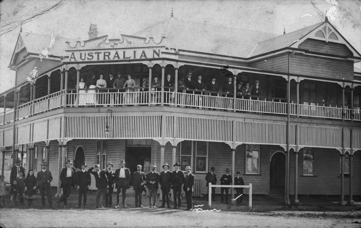 Staff and locals lined up in front of the Australian Hotel at Redbank, 1903