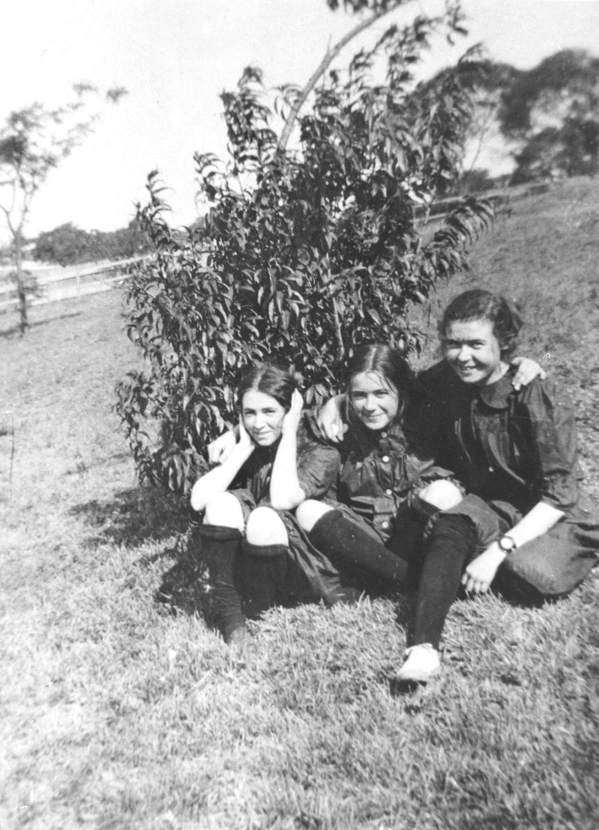 Brisbane Girls Grammar School students posing for a photograph, Brisbane, 1914