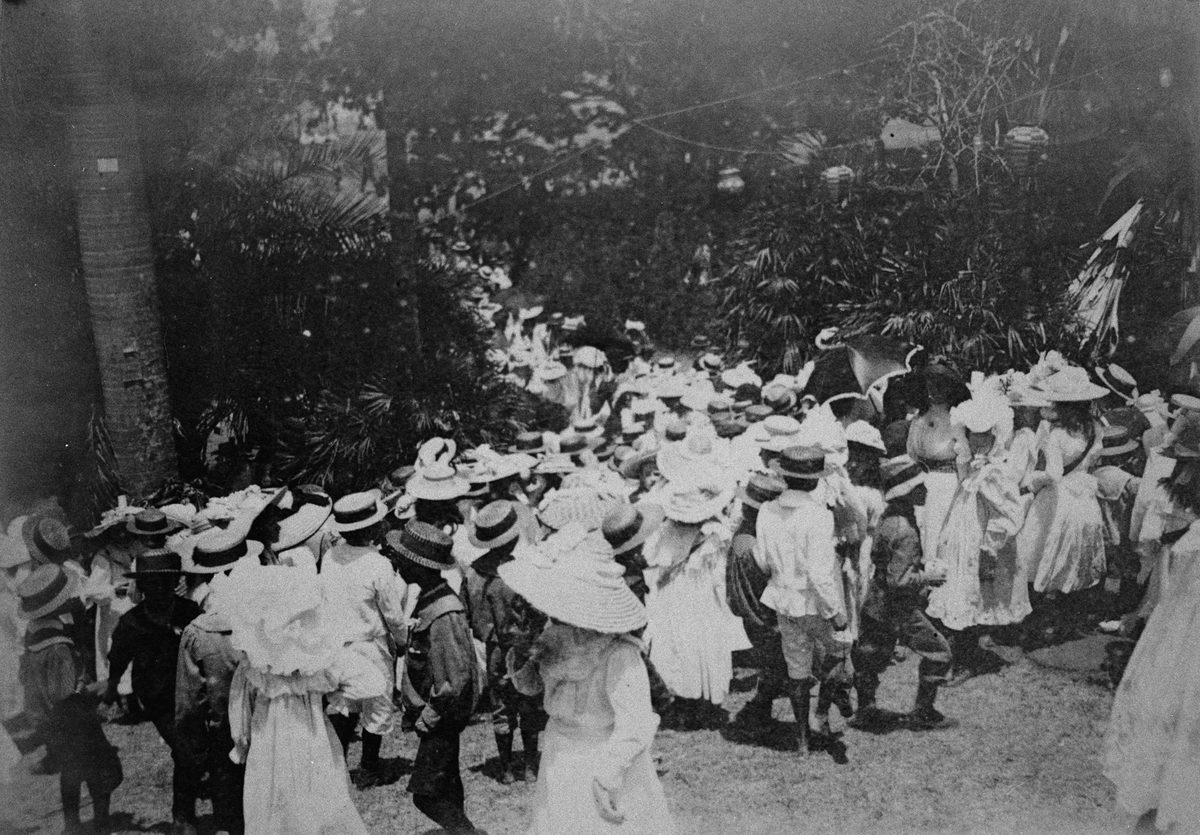 Children celebrating Federation Day in the City Botanic Gardens, Brisbane, 1901