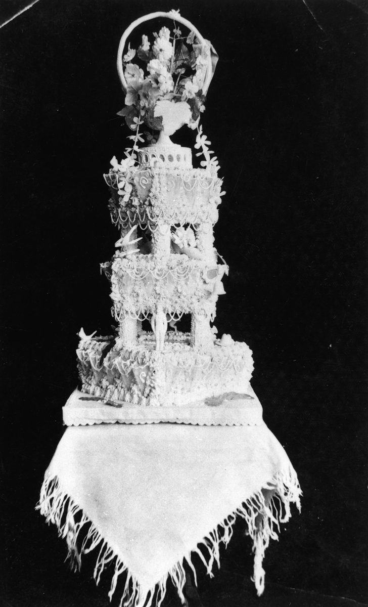 Traditional three-tiered wedding cake, Brisbane, 1915