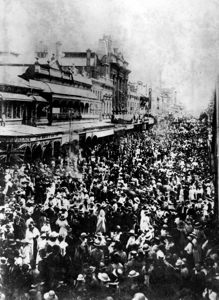 Large crowd in Queen Street, Brisbane, celebrating the end of World War One