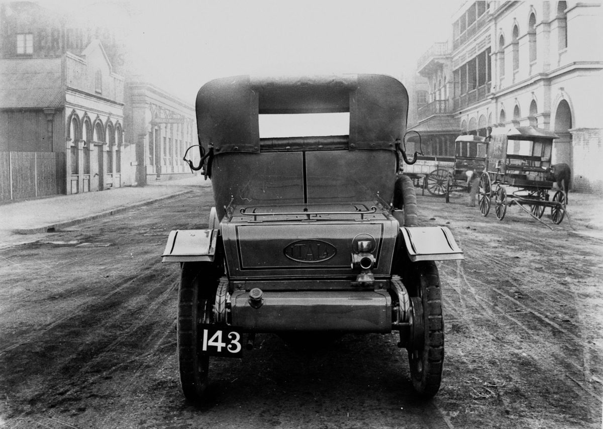 1912 Itala car next to horsedrawn vehicles in Brisbane street