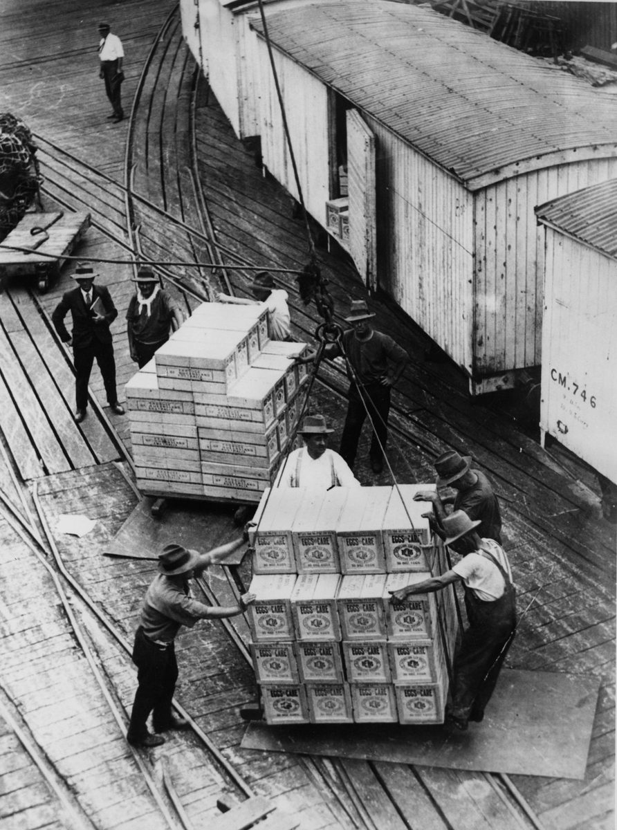 Loading eggs at the Dalgety Wharf in Brisbane, 1931
