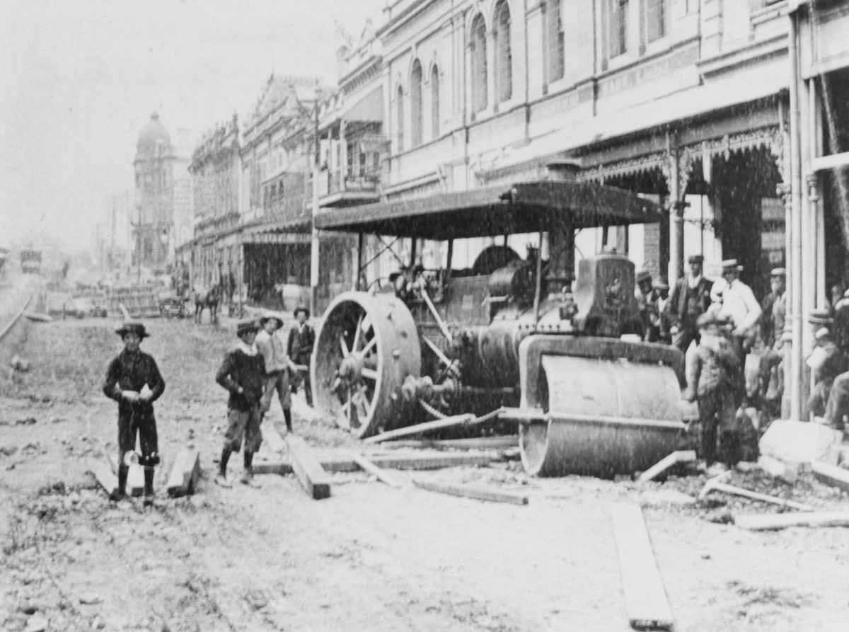 Bogged steam-roller in Queen Street, Brisbane, 1897