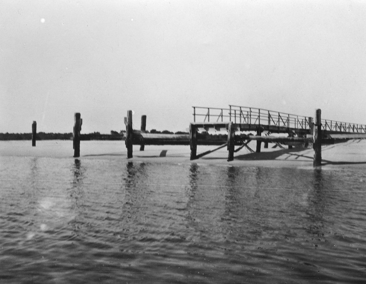 Jetty on the beach at South Passage, Moreton Island, 1913