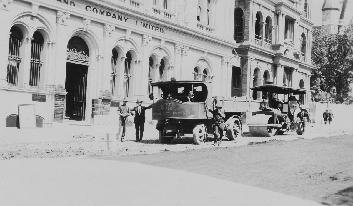 Road construction on Elizabeth Street, 1924