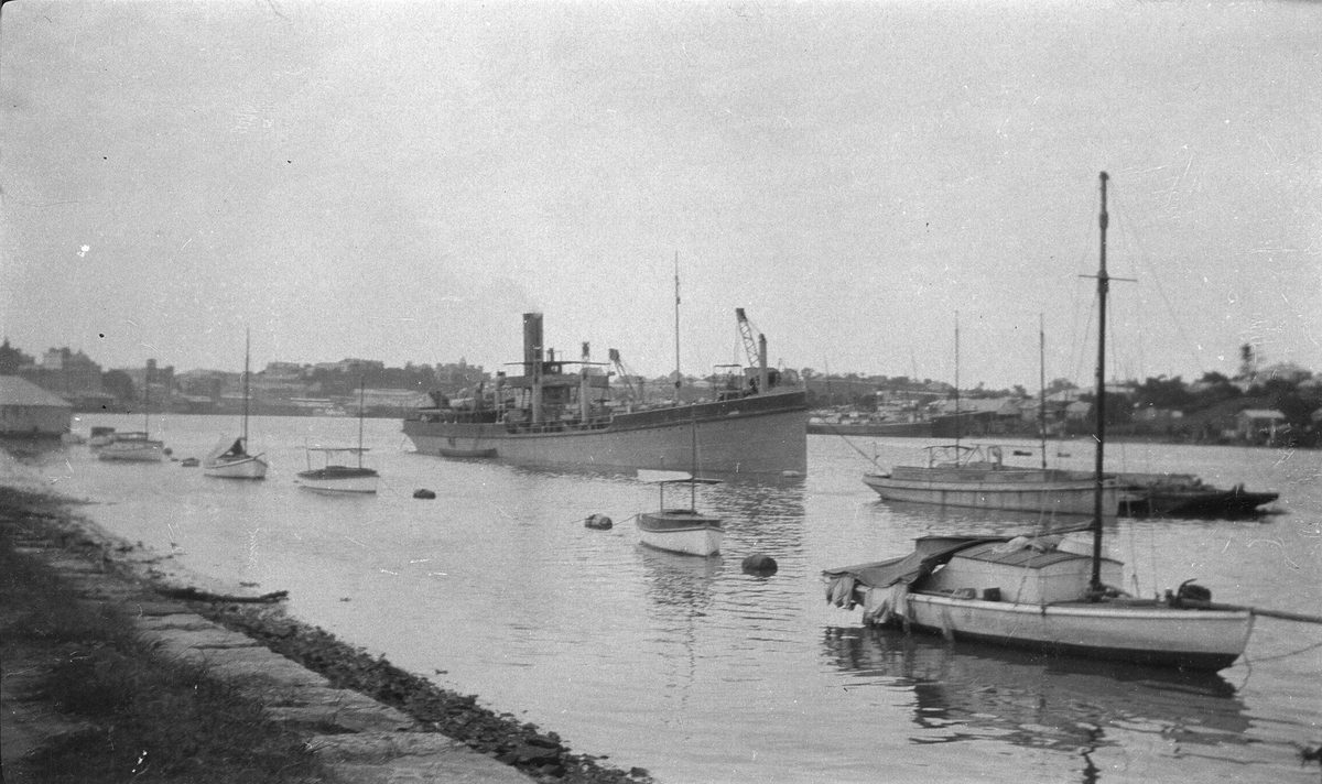 Boats moored at the Town Reach section of the Brisbane River, 1925