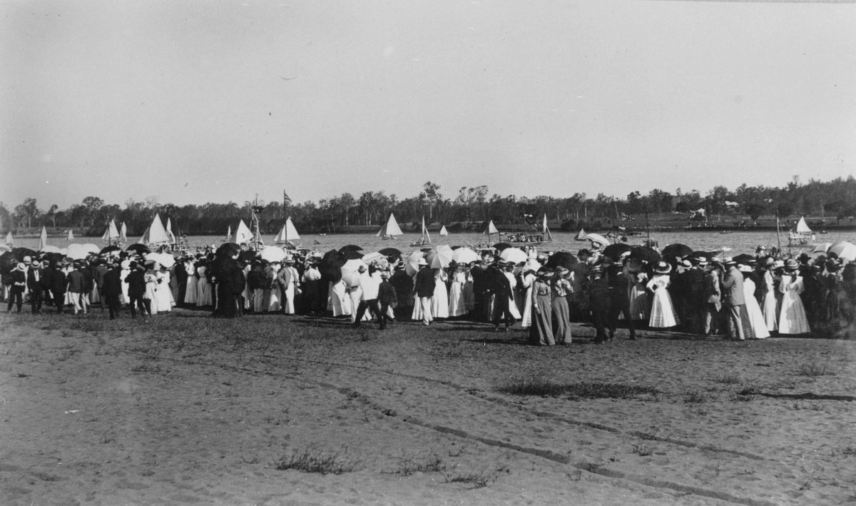 Crowd of spectators watching the Henley on Brisbane, 1909