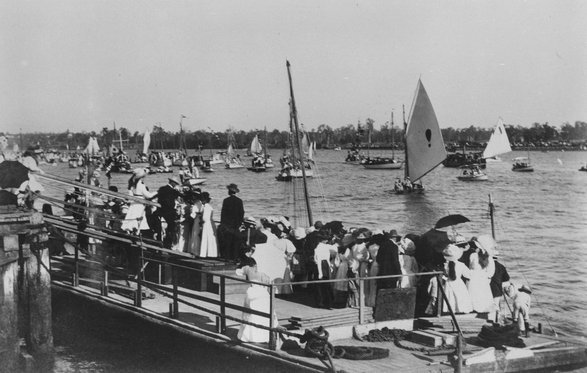 Spectators on a jetty watching the Henley on Brisbane, 1909
