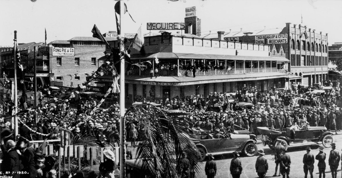 Brisbane crowds wait to welcome HRH Edward, Prince of Wales, July 1920