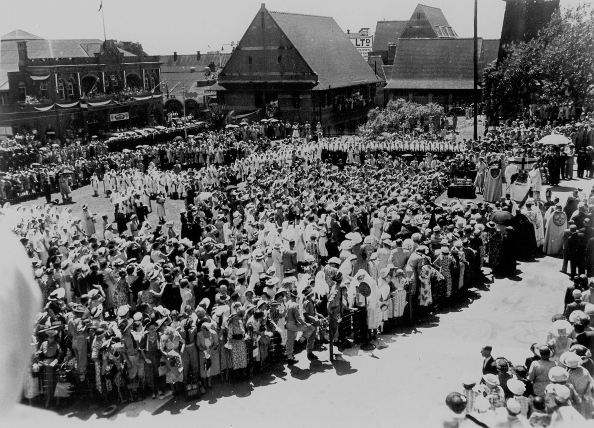 Crowds gather to see Queen Elizabeth II near St. John's Cathedral, Brisbane in 1954