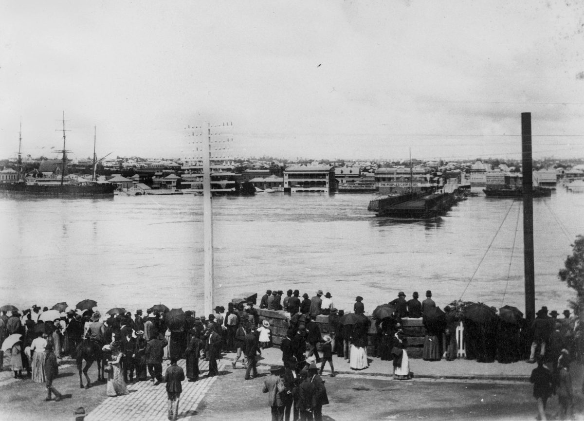 Crowd gathered on the north bank of the Brisbane River, observing the floodwaters which washed away the Victoria Bridge, 1893