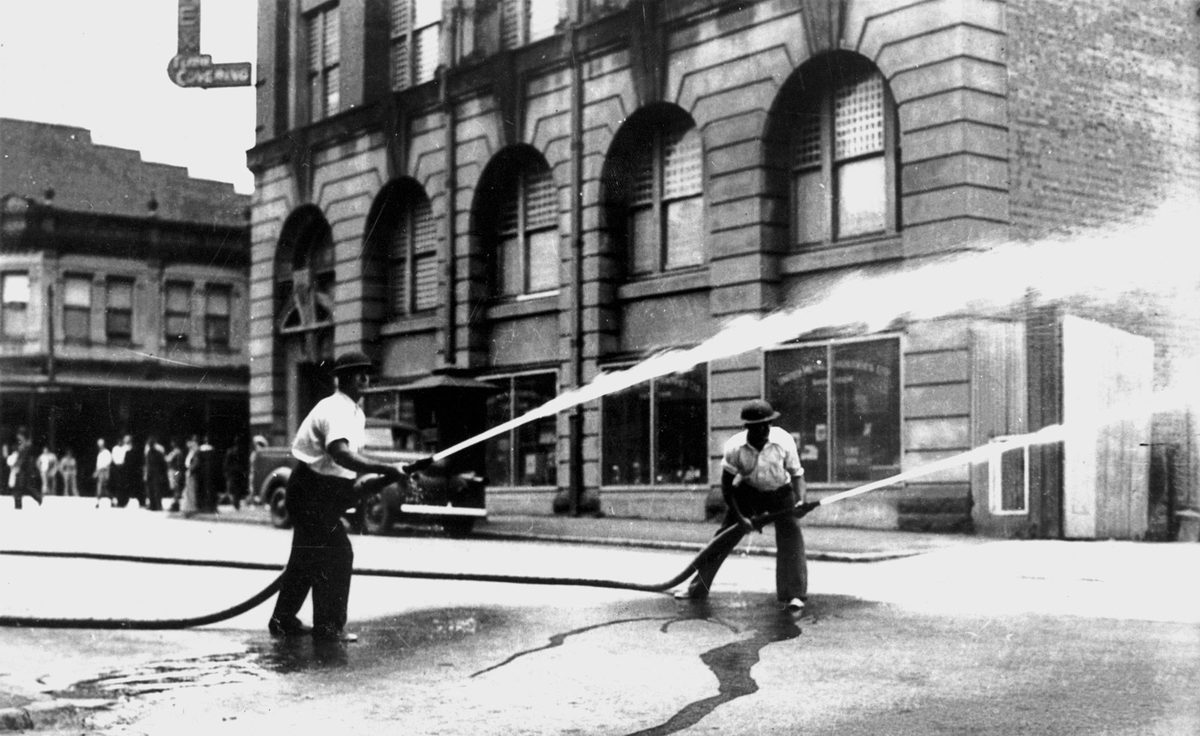Testing the emergency salt water mains, Brisbane, March 1942