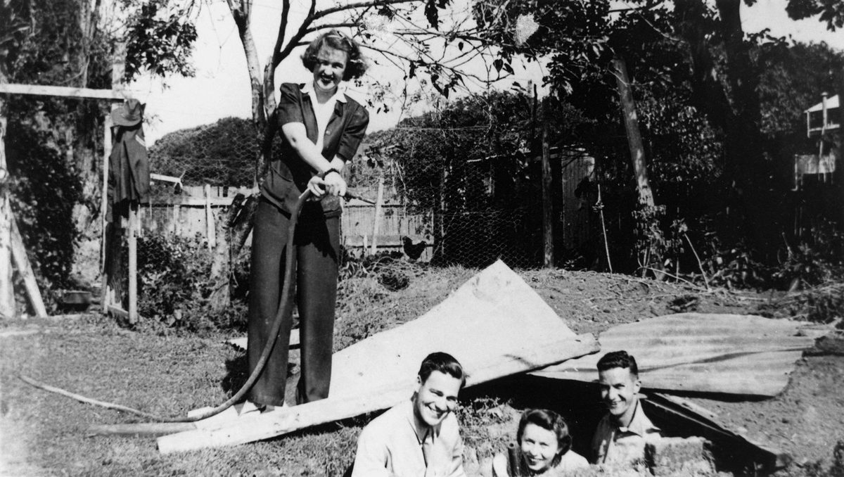 American and Australian soldiers with two female friends, Manly, Brisbane, 1942