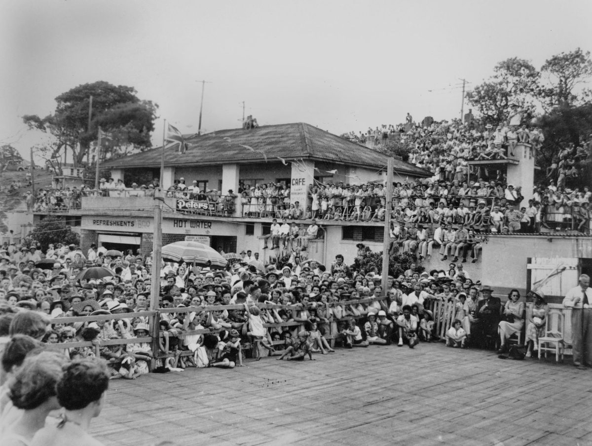 Crowd watching the Sun Girl Quest at Suttons Beach, 1953