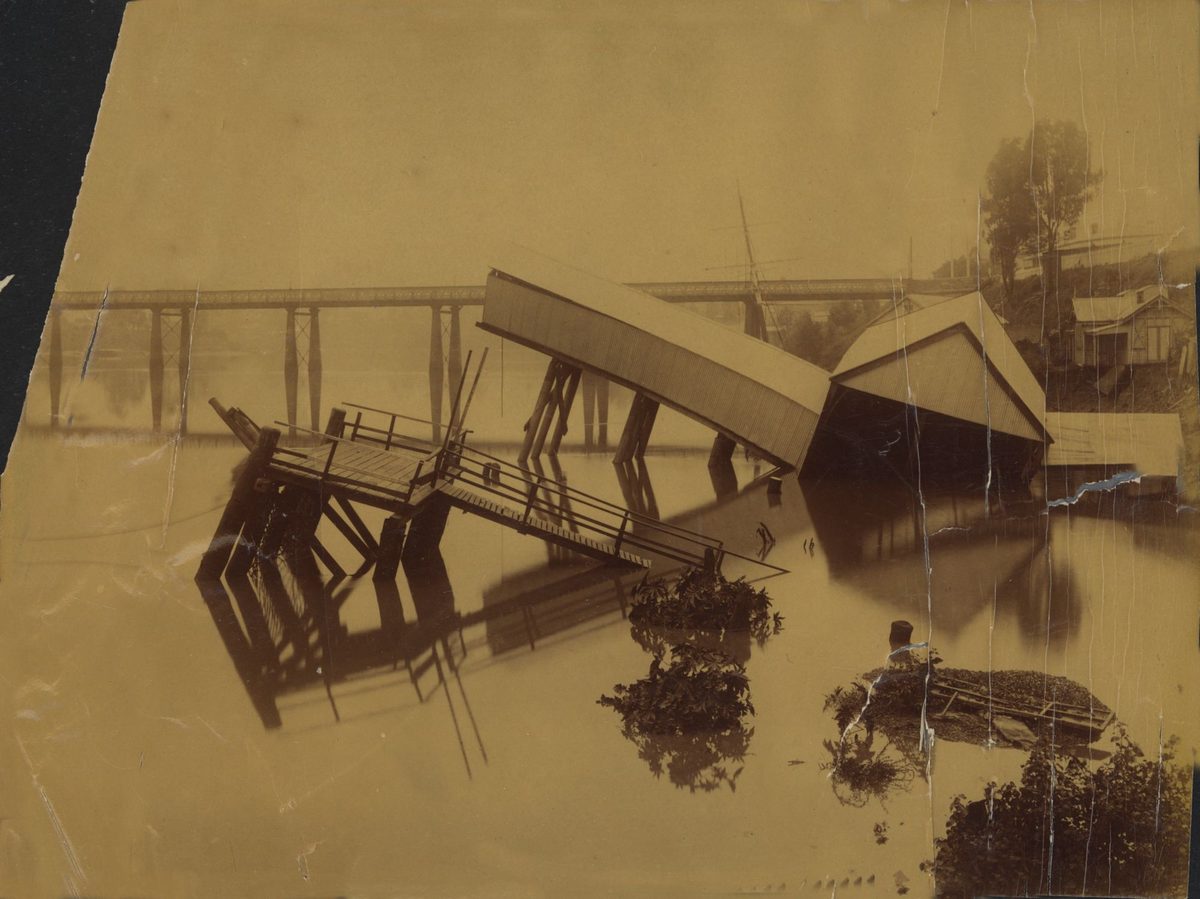 1893 flood damage to jetties and boat houses near the Victoria Bridge