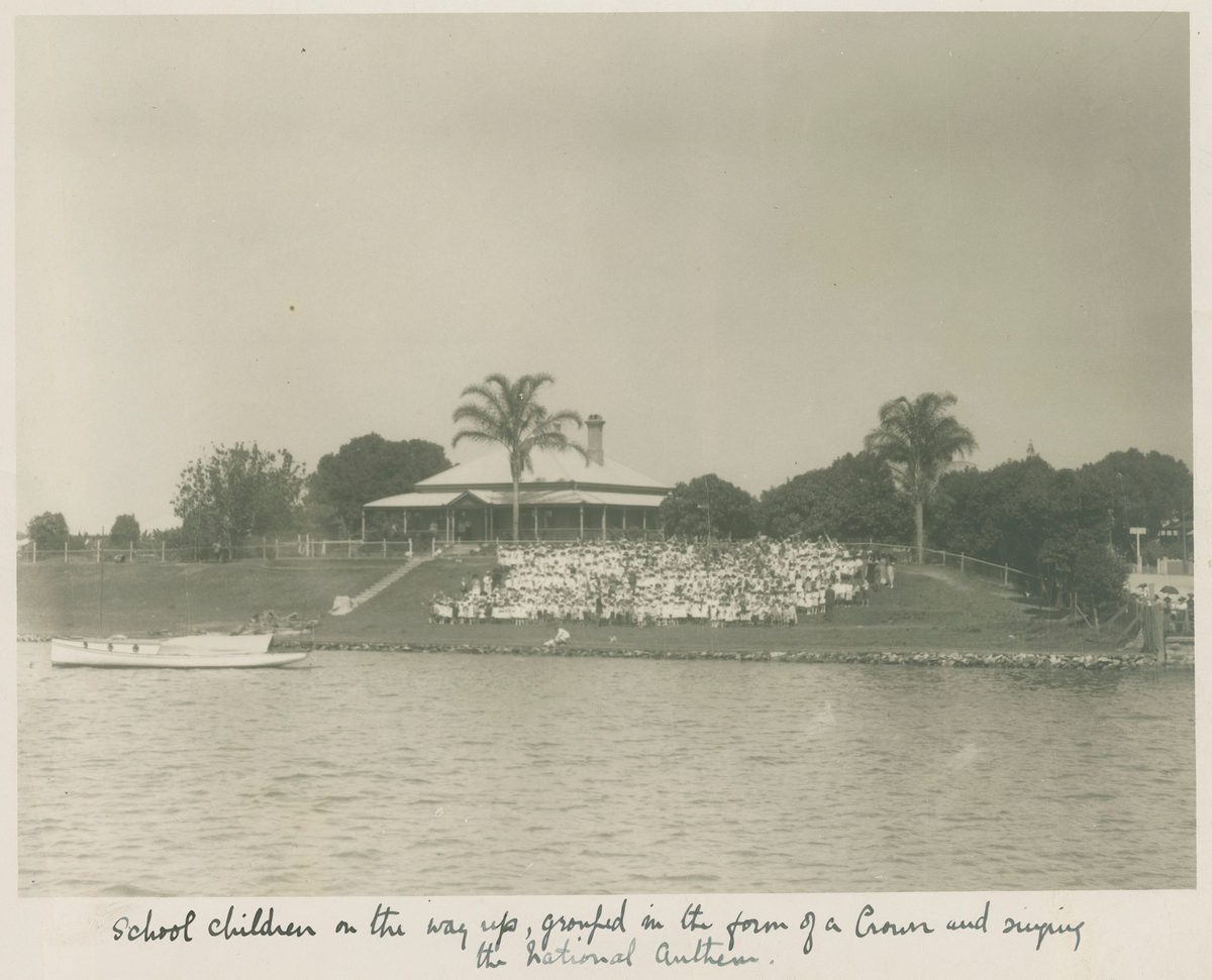 School children grouped in the form of a crown and singing the national anthem in Brisbane, 1915