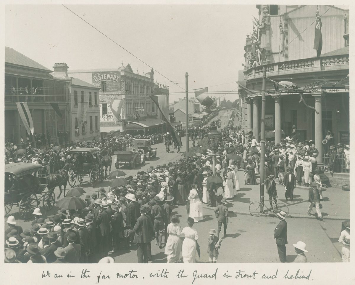 Crowd of people watch as Sir Hamilton and Lady Goold-Adams drive past on their way to Government House in Brisbane, 1915