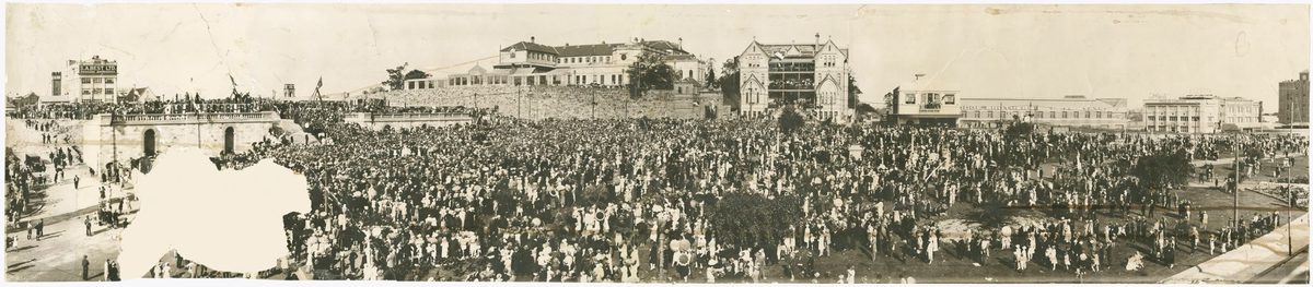 Crowds gathering for the laying of the foundation stone for the Holy Name Cathedral, Brisbane