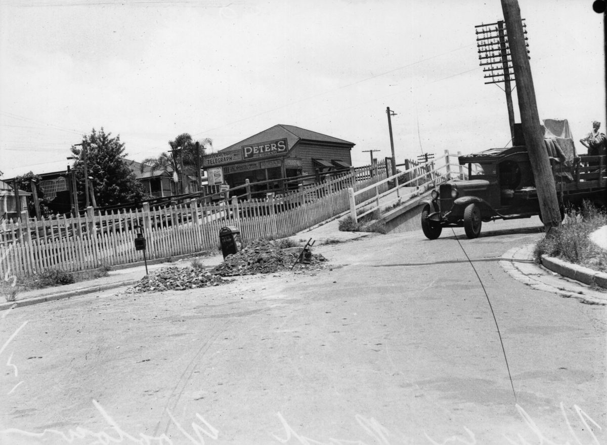 Roadworks near railway bridge in Wooloowin, 1939