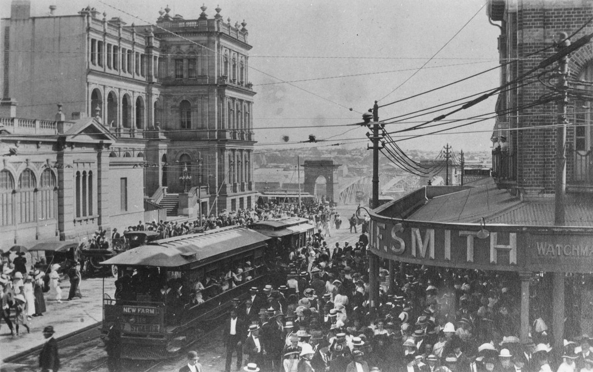 Throngs of people turn out in the streets of Brisbane to farewell the Queensland military contingent. 1914