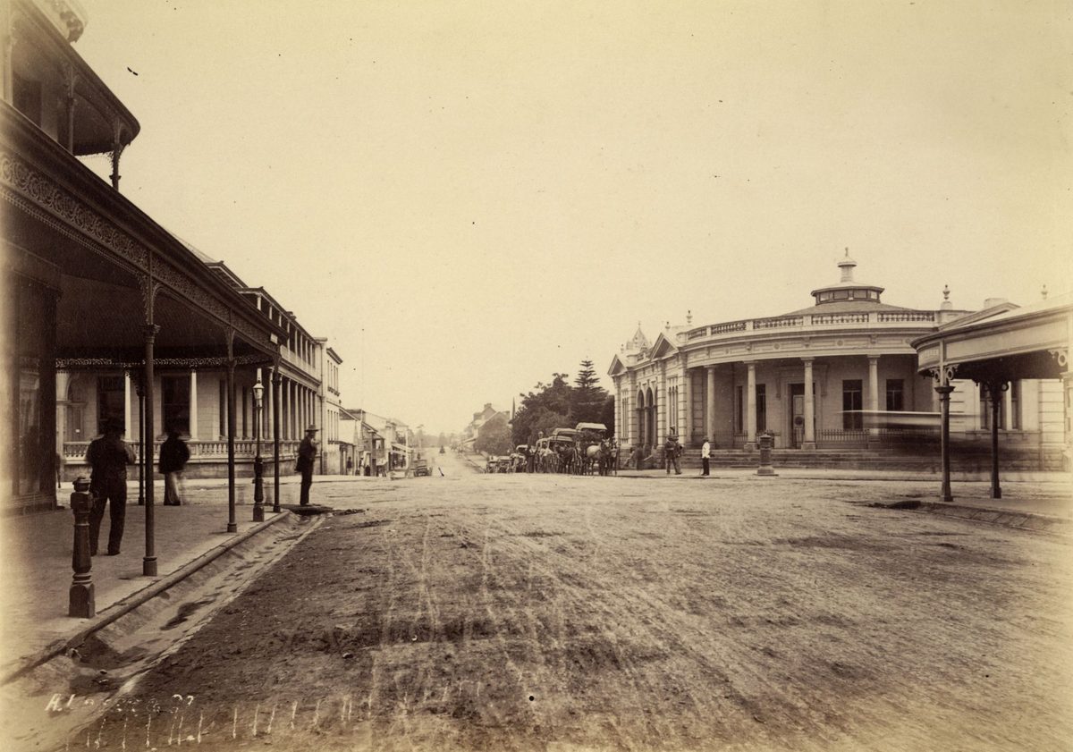 Intersection of George and Queen streets, with the Registrar General's Office on the right, Brisbane, 1884