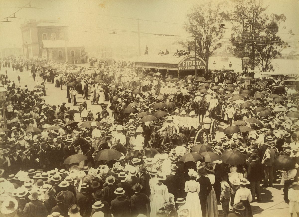 Crowds line the street to watch the Commonwealth Procession, Brisbane, 1901