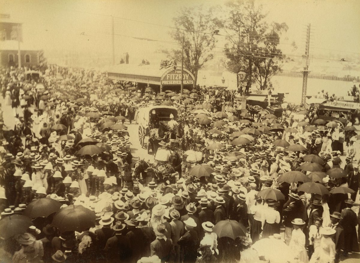 Horsedrawn buggy is swamped by the large crowd watching the Commonwealth Procession, Brisbane, 1901